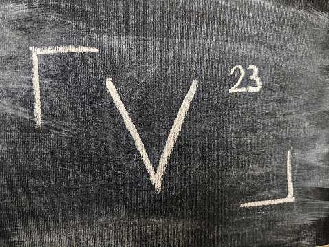 Химический элемент ванадий с серийным номером из таблицы Менделеева. Рисунок мелом