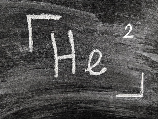 o elemento químico hélio com um número de série da tabela periódica. - helium chemistry class periodic table chemistry - fotografias e filmes do acervo