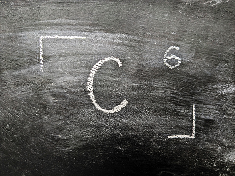 Химический элемент карбон, углепластик с серийным номером из таблицы Менделеева. Рисунок мелом.