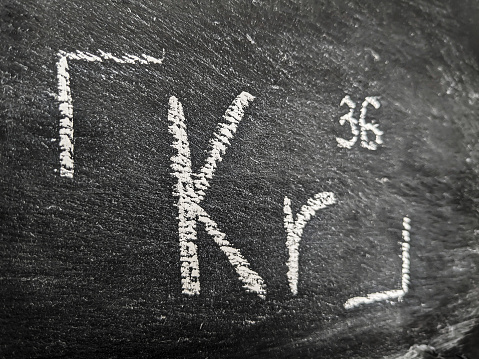 Химический элемент криптон с серийным номером из таблицы Менделеева. Рисунок мелом.