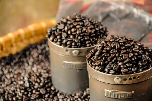 At the market in the village of Palawa, the famous Toraja coffee is sold. Special jars are used to dose the freshly roasted coffee