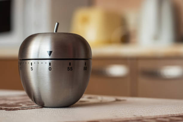 minutnik kuchenny w kształcie jabłka na stole. miejsce na tekst - timer cooking domestic kitchen time zdjęcia i obrazy z banku zdjęć