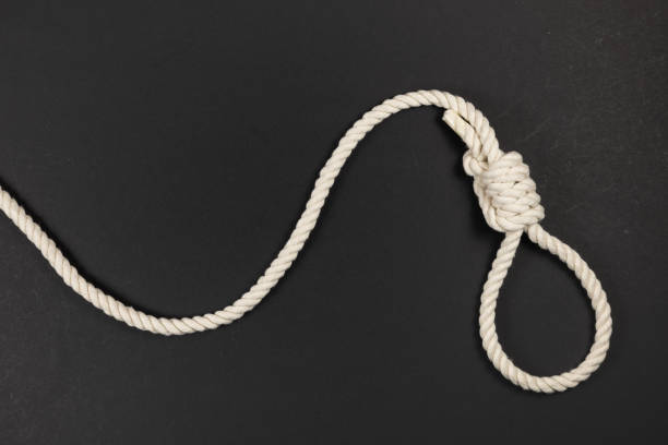 soga de cuerda para el ahorcado, suicida hecha de cuerda de fibra natural sobre fondo oscuro. - fotos de ahorcamiento fotografías e imágenes de stock