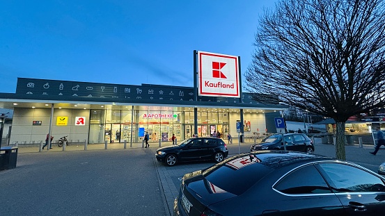 Pittsburgh, USA.        March 16, 2024\nA new Bank of America at the Waterworks outdoors shopping mall in Pittsburgh suburb.  Citizens Bank can be seen in background.