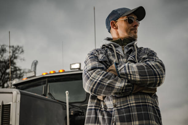 motorista de caminhão na frente de seu trator semi caminhão - semi truck driver pride white - fotografias e filmes do acervo
