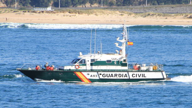 patrouilleur de la guardia civil - clipper guard photos et images de collection