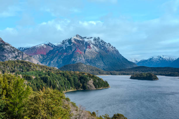 herbstfarben schmücken die berglandschaft an patagonischen gewässern - silvara stock-fotos und bilder