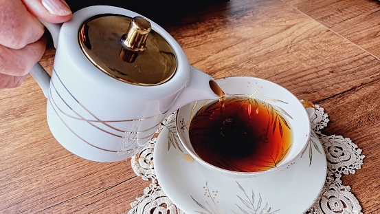 Tea, tea time. Fincana çay doldurmak