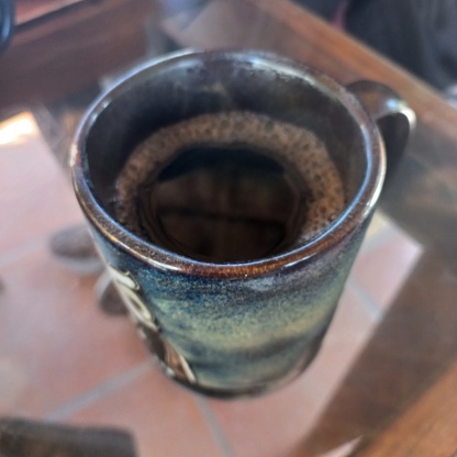 Café negro para el desayuno en taza de ceramica