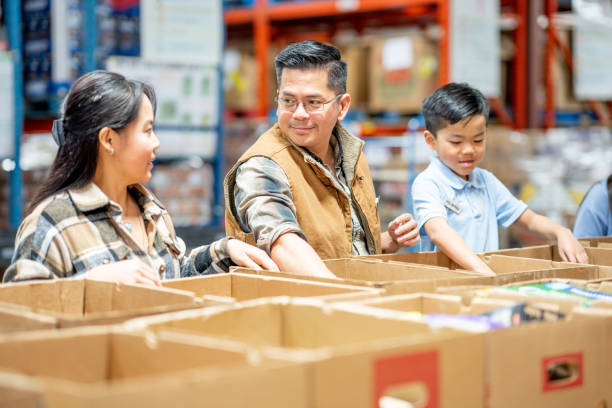 istock Volunteering as a Family 2051013972