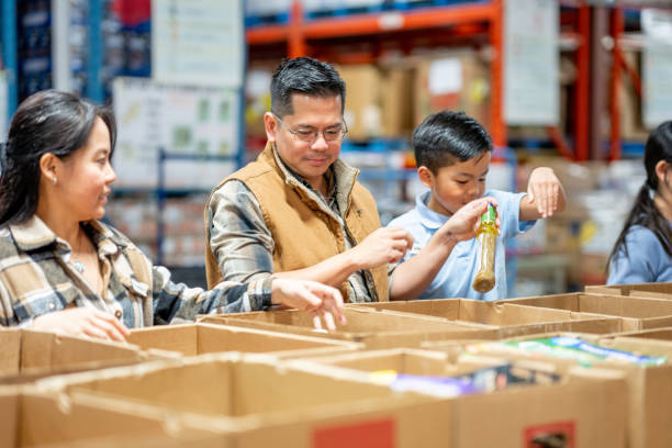 istock Volunteering as a Family 2051013973