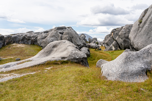 Arthur's Pass, Nieuw-Zeeland – 18 februari , 2023: Uitzicht over het landschap bij Kura Tawhiti ofwel Castle Hill, de bekende rotsformatie en geologisch verschijnsel op het zuidereiland van Nieuw-Zeeland