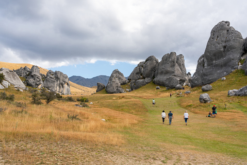 Arthur's Pass, Nieuw-Zeeland – 18 februari , 2023: Uitzicht over Kura Tawhiti ofwel Castle Hill, de bekende rotsformatie en geologisch verschijnsel op het zuidereiland van Nieuw-Zeeland