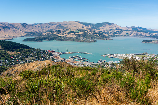 Uitzicht over de haven van Lyttelton vanaf de heuvels boven Christchurch die bereikbaar zijn met de gondellift