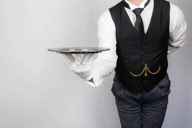 フォーマルなバトラーまたはウェイターがサービングトレイを持っている - upper class butler high society serving tray ストックフォトと画像