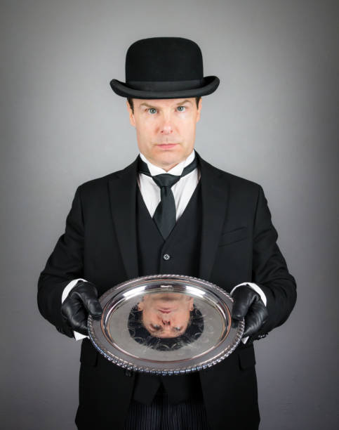 british butler tenant un plateau de service - silver platter concierge waiter butler photos et images de collection