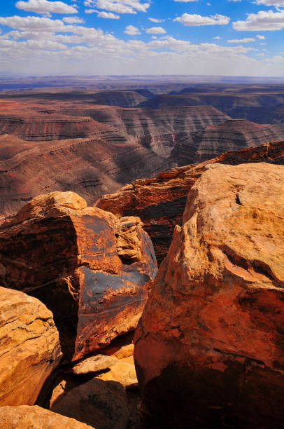 gros rochers sur le bord du point de vue de muley point - moki dugway photos et images de collection