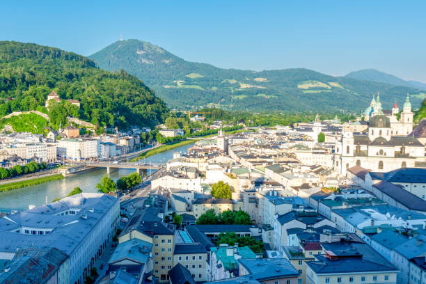 vista panorâmica da paisagem urbana de salzburgo com pano de fundo alpino - kapuzinerberg - fotografias e filmes do acervo