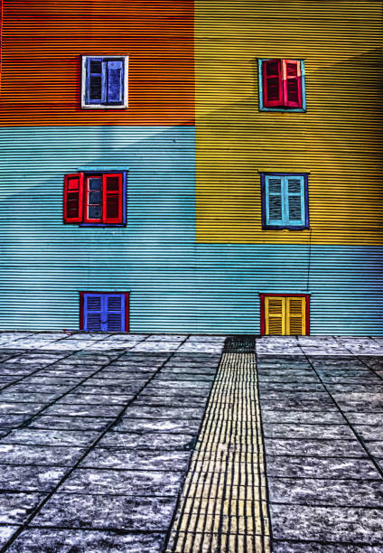 bâtiment coloré dans le quartier du caminito de buenos aires, argentine - argentina buenos aires door la boca photos et images de collection