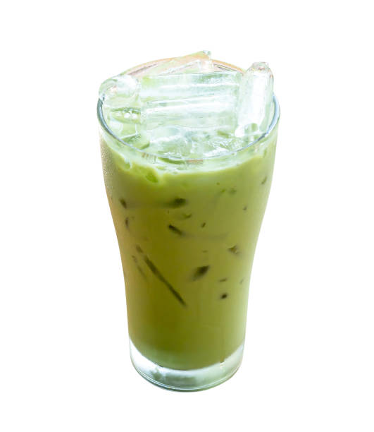 widok z góry zielonej herbaty matcha ze skondensowanym mlekiem na białym tle ze ścieżką przycinania - green smoothie single object cold drink isolated on green zdjęcia i obrazy z banku zdjęć