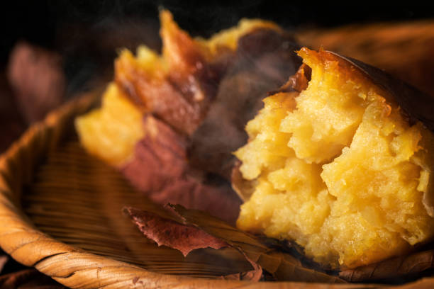Hot and fluffy stone-roasted sweet potatoes made with very sweet and delicious sweet potatoes.