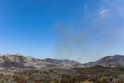A scene of field burning on the Hiraodai karst plateau in Kitakyushu City, Fukuoka Prefecture, which is held around February every year.