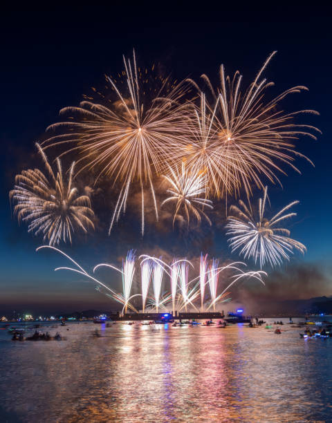 fireworks at sea inlet, vancouver, bc - english bay flash стоковые фото и изображения