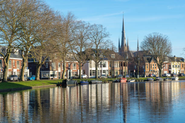 paisagem urbana do centro da cidade de woerden em utrecht - refelctions - fotografias e filmes do acervo
