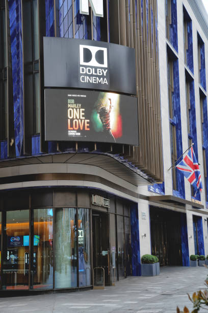 l'esterno dell'edificio del cinema di lusso odeon west end pubblicizza kingsley ben-adir in bob marley: one love movie theater leicester square west end londra, londra centrale, wc2, città di westminster, inghilterra regno unito, gran bretagna, europa, 20 - bob marley foto e immagini stock