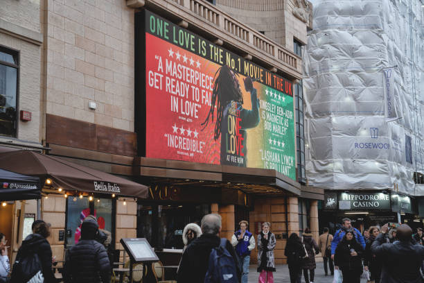 cranbourn street, centro di londra, west end di londra street view diurno, l'esterno dell'edificio del cinema vue pubblicizza la locandina del film kingsley ben-adir "bob marley: one love" vue movie theater in leicester square, west end, inghilterra, regno - bob marley foto e immagini stock