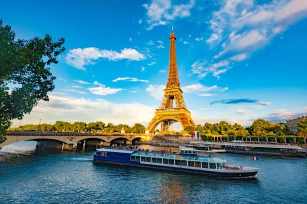 panorama panoramico della torre eiffel, della senna e del pont d'lena a parigi, francia - paris france panoramic seine river bridge foto e immagini stock