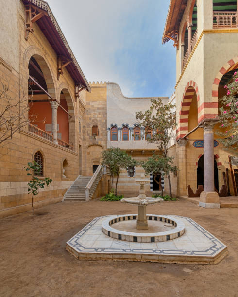 cortile di architettura tradizionale mamelucca con fontana in marmo e scalinata nel pomeriggio - courtyard arch arabic style cairo foto e immagini stock