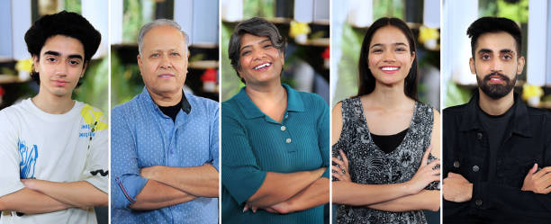 Indian happy diverse business entrepreneur people standing confidently cross arms looking camera posing for head shot portrait at office. Independent smiling freelance worker team member folding hand gente de negocios diversa feliz india de pie con confianza cruzando los brazos mirando a la cámara posando para un retrato de tiro de cabeza en la oficina. independiente sonriente miembro del equipo de trabajadores independientes que dobla la mano