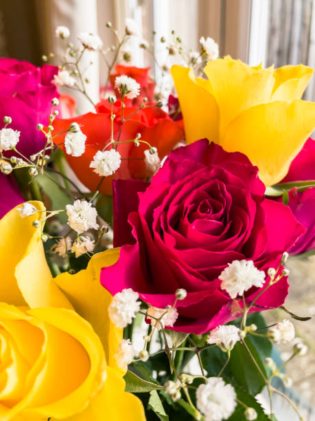 vase with bouquet of beautiful fresh roses near window, closeup - store flower bouquet florist photos et images de collection