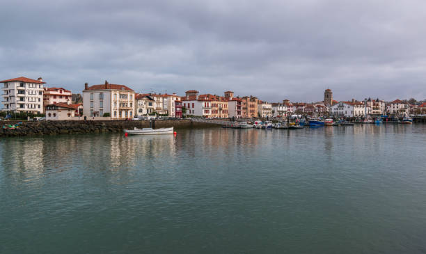 der hafen von saint-jean-de-luz, pyrénées-atlantiques, frankreich - st jean de luz harbor basque provinces france stock-fotos und bilder