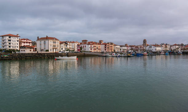 the port of saint-jean-de-luz, pyrénées-atlantiques, france - st jean de luz harbor basque provinces france photos et images de collection