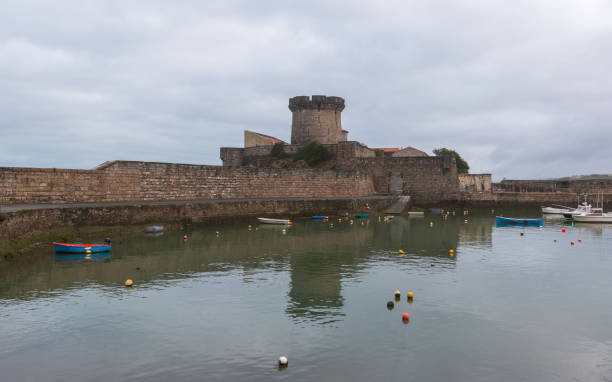 die festung von socoa in ciboure, pyrénées-atlantiques, frankreich - st jean de luz harbor basque provinces france stock-fotos und bilder