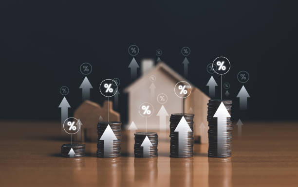 Real Estate Investment and Financial Growth Concept. A conceptual image of a miniature house alongside rising stacks of coins. illustrating real estate investment growth. business value added percent, concepto de inversión inmobiliaria y crecimiento financiero. una imagen conceptual de una casa en miniatura junto a pilas de monedas que se elevan. ilustrando el crecimiento de la inversión inmobiliaria. porcentaje de valor agregado empresarial,