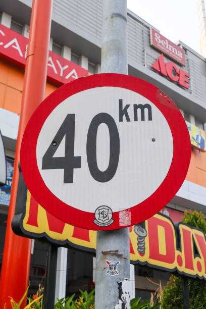 close up of speed limit sign with a speed limit of 40 km per hour. - kilometers per hour zdjęcia i obrazy z banku zdjęć