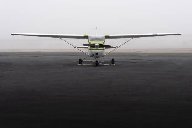 Vista frontal da aeronave de hélice de asa alta em neblina - foto de acervo