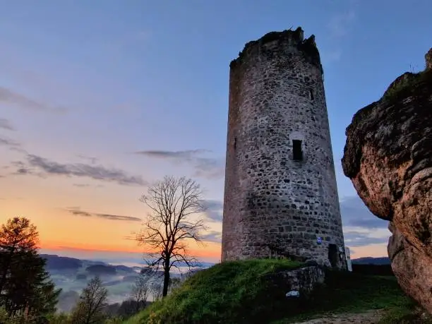 Waxenberg - alter Turm in Abenddämmerung