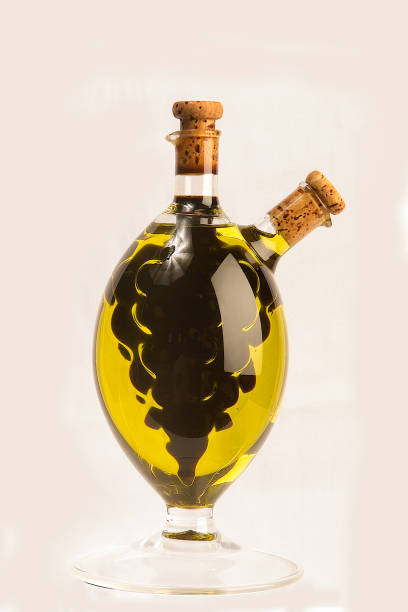 olivenöl und sojasauce essig flasche doppelmund spender lebensstil - vinegar bottle balsamic vinegar cruet stock-fotos und bilder