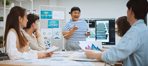 asian business people team brainstorm meeting in sustainable corporate office. presentation esg project planning, solar panel, wind turbine power energy generation. environmental conservation concept - imagen en movimiento imágenes fotografías e imágenes de stock