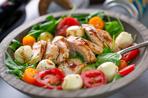 Chicken Salad with Tomatoes and Spinach