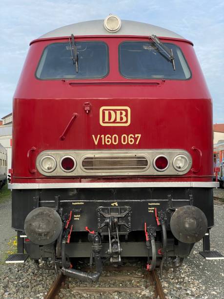 vista ravvicinata di un'iconica locomotiva diesel 225-247 della ferrovia tedesca - deutsche bundesbahn foto e immagini stock