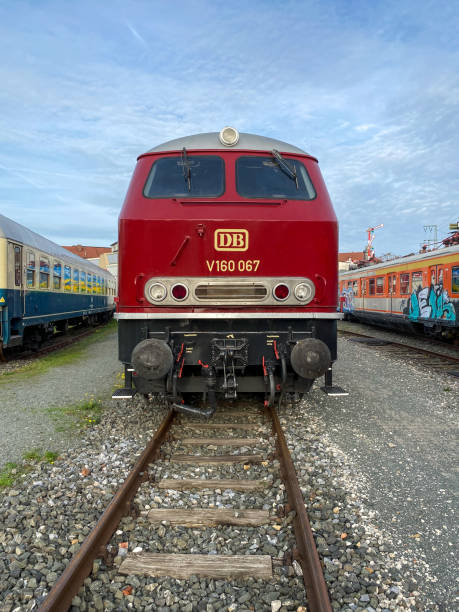 vista ravvicinata di un'iconica locomotiva diesel 225-247 della ferrovia tedesca - deutsche bundesbahn foto e immagini stock