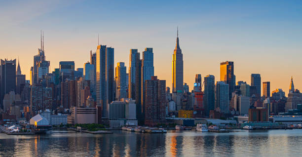 midtown manhattan skyline at sunset, new york city, usa - midtown-manhattan imagens e fotografias de stock