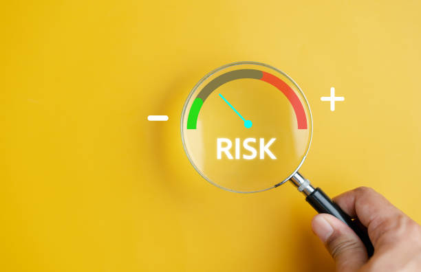 high risk and high return of business decision making and risk analysis. risky business risk management control and strategy. - risikomanagement stock-fotos und bilder