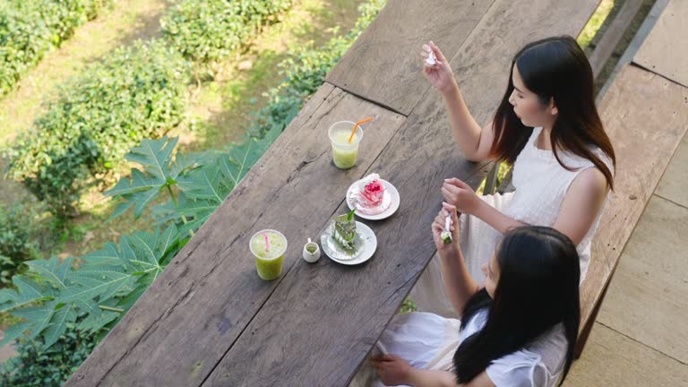 4K Asian woman friends meeting at cafe.