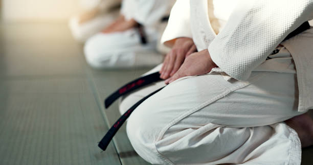 japończycy, aikido i łuk w treningu walki, nowoczesnych sztuk walki i nauki samoobrony. grupa, uczniowie z czarnym pasem lub instruktaż w miejscu dojo, sporcie lub klasie z szacunkiem w dyscyplinie - respect karate bowing martial arts zdjęcia i obrazy z banku zdjęć